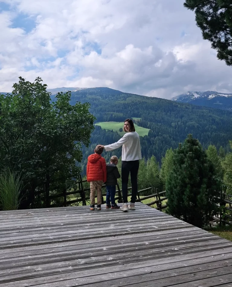 Carina Palm Diätologin aus Graz und dem Murtal genießt mit ihren Kindern den Ausblick in die Natur. Sie schreibt über Kinderernährung und die Prägungen des kindlichen Essverhaltens.