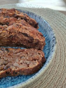 Carina Palm Diätologin und Ernährungsberaterin hat ein gesundes Apfelbrot gebacken.