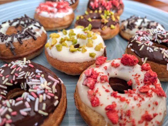 Carina Palm Diätologin und Ernährungsexpertin zeigt hier wieder selbstgemachte Donuts mit unterschiedlichen leckeren Glasuren
