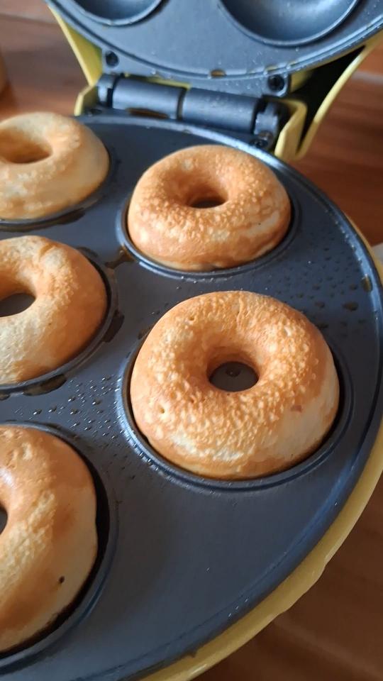 Carina Palm Diätologin aus Graz und dem Murtal zeigt hier auf dem Bild eine Donutmaker