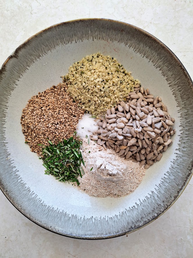 Carina Palm Diätologin und Ernährungsberaterin aus Graz, Murtal und online zeigt dir hier ein gesundes Saaten Cracker Rezept. Ideal für Menschen, die Abnehmen wollen, Diabetes haben oder auch Frauen mit PCOS, Endometriose.