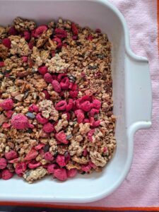 Carina Palm Diätologin aus Graz, Murtal und online hat ein neues Rezept für Menschen, die Abnehmen wollen oder auch Frauen und Kinder: ein gesundes Granola mit Beeren, ganz vielen Ballaststoffen und Protein