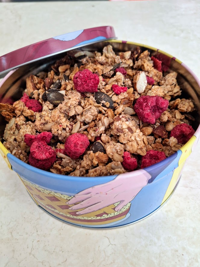 Carina Palm Diätologin aus Graz, Murtal und online hat ein neues Rezept für Menschen, die Abnehmen wollen oder auch Frauen und Kinder: ein gesundes Granola mit Beeren, ganz vielen Ballaststoffen und Protein