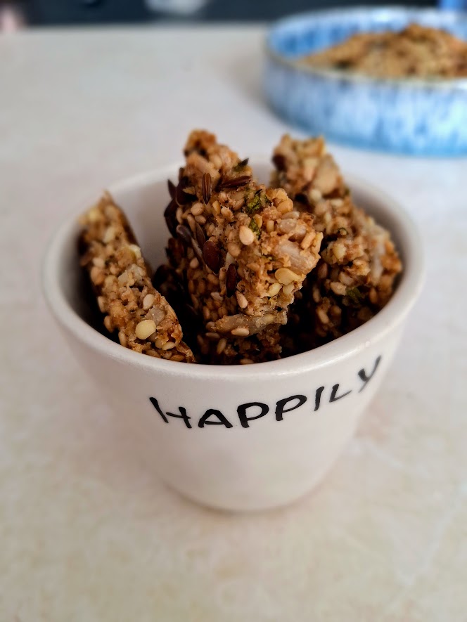 Carina Palm Diätologin aus Graz, Murtal und online hat ein neues Rezept für Menschen, die Abnehmen wollen oder auch Frauen und Kinder: ein gesundes Knäckebrot bzw. Saaten Cracker mit ganz vielen Ballaststoffen, wertvollen Fetten und Protein