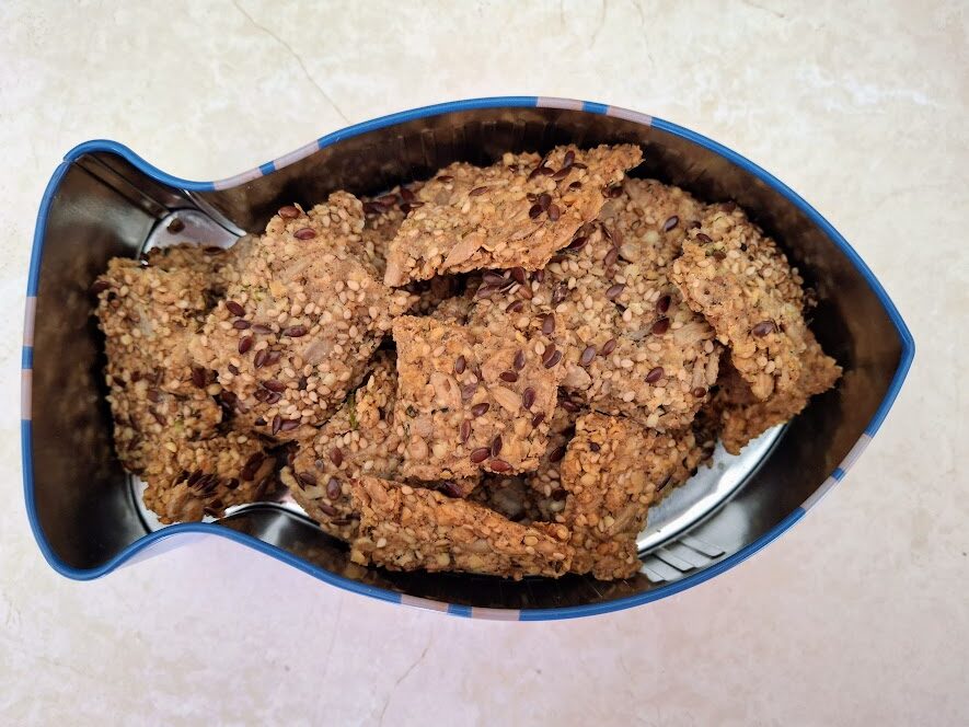 Carina Palm Diätologin und Ernährungsberaterin aus Graz, Murtal und online zeigt dir hier ein gesundes Saaten Cracker Rezept. Ideal für Menschen, die Abnehmen wollen, Diabetes haben oder auch Frauen mit PCOS, Endometriose.