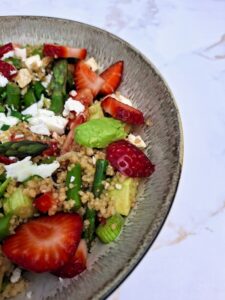 Carina Palm Diätologin aus Graz, Murtal und online hat ein neues Rezept für Menschen, die Abnehmen wollen oder auch Frauen und Kinder: eine gesunde, proteinreiche Bowl mit Spargel, Feta und Erdbeeren