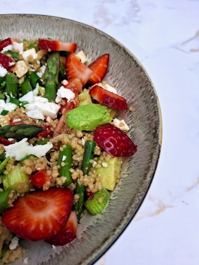 Carina Palm Diätologin aus Graz, Murtal und online hat ein neues Rezept für Menschen, die Abnehmen wollen oder auch Frauen und Kinder: eine gesunde, proteinreiche Bowl mit Spargel, Feta und Erdbeeren