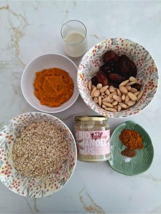 Carina Palm Diätologin und Ernährungsberaterin online, im Murtal und in Graz zeigt hier auf dem Blumenteller die Zutaten für die gesunden Kürbis-Energy-Balls.