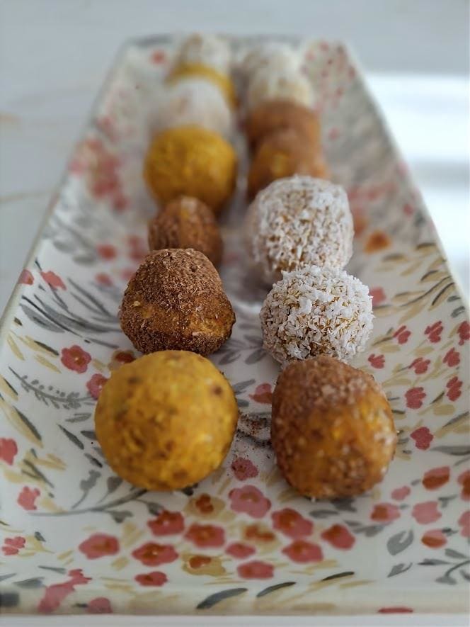 Carina Palm Diätologin und Ernährungsberaterin aus Graz und dem Murtal präsentiert hier auf diesem Teller sebstgemachte, gesunde Kürbis-Energy-Balls.