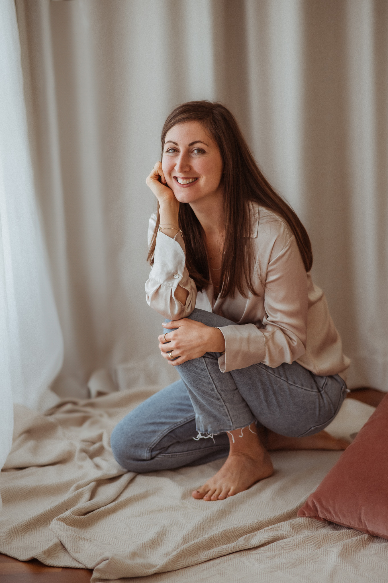 Carina Palm Diätologin kniet am Boden und lächelt in die Kamera