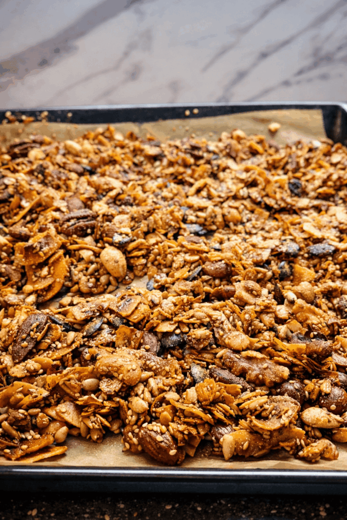 Carina Palm zeigt auf diesem Bild ihr selbstgemachtes getreidefreies Granola mit vielen Nüssen und Samen